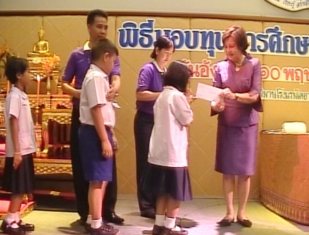 Khun Sopin hands over the scholarships to the children